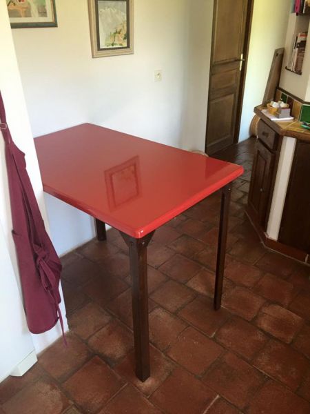 Table rouge avec pied droit en lave émaillée