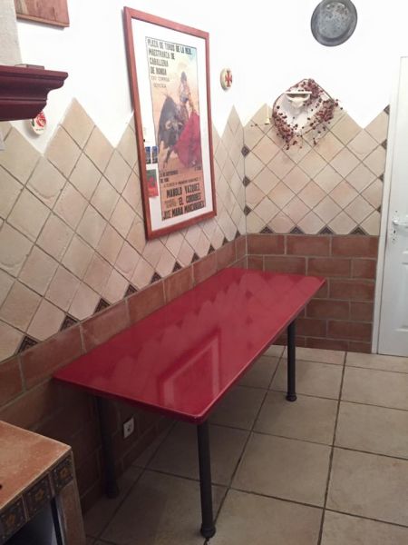 Table rouge de cuisine en pierre de lave émaillée