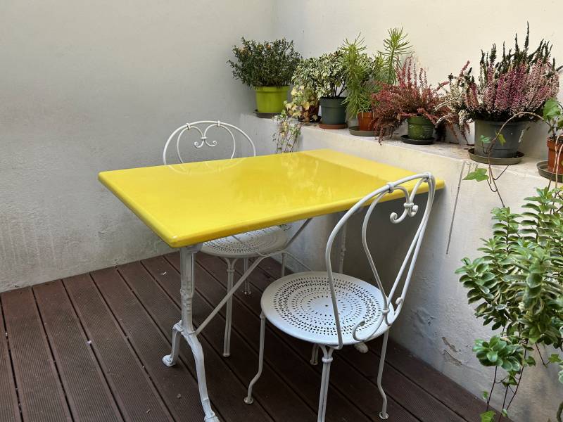 Table bistrot en lave émaillée jaune mimosa 