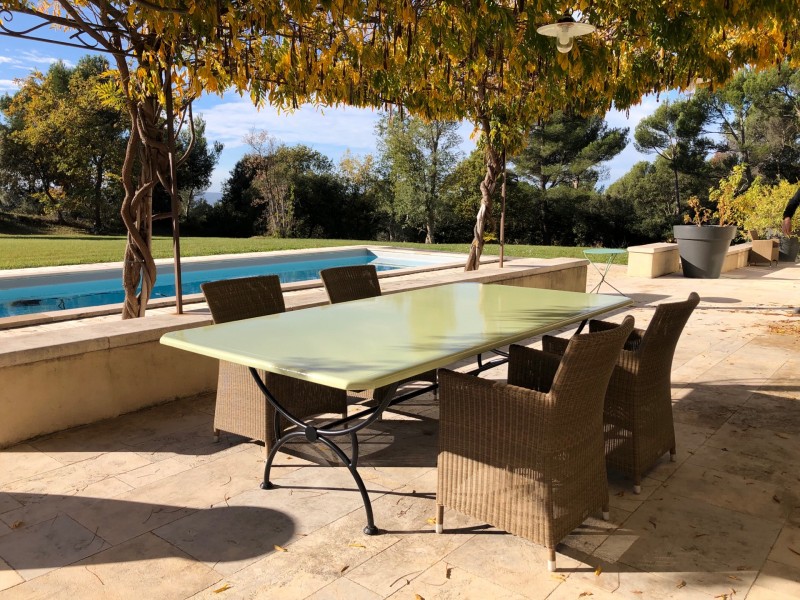 TABLE pour 10 PERSONNES sur une terrasse en PROVENCE à Lourmarin dans le Vaucluse