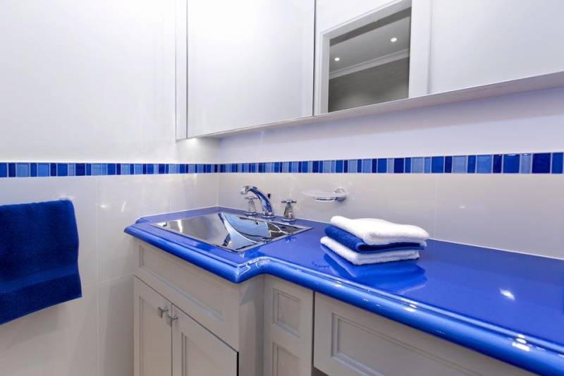 salle de bain bleu à Genève en lave émaillée