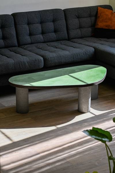 Table basse forme Galet en lave émaillée couleur verte 