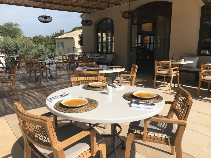 ENSEMBLE de 80 tables RONDES et CARREES pour établissement de luxe à St Tropez dans le Sud de la France