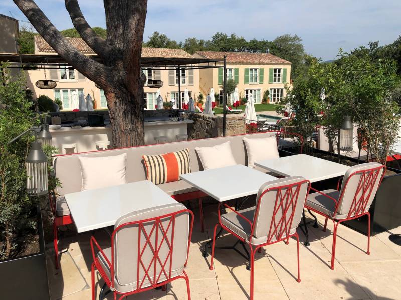 ENSEMBLE de 80 tables RONDES et CARREES pour établissement de luxe à St Tropez dans le Sud de la France