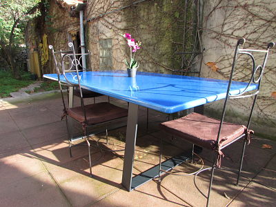 Piètement forme triangle pour table en lave émaillée par Lavastone au Luxembourg