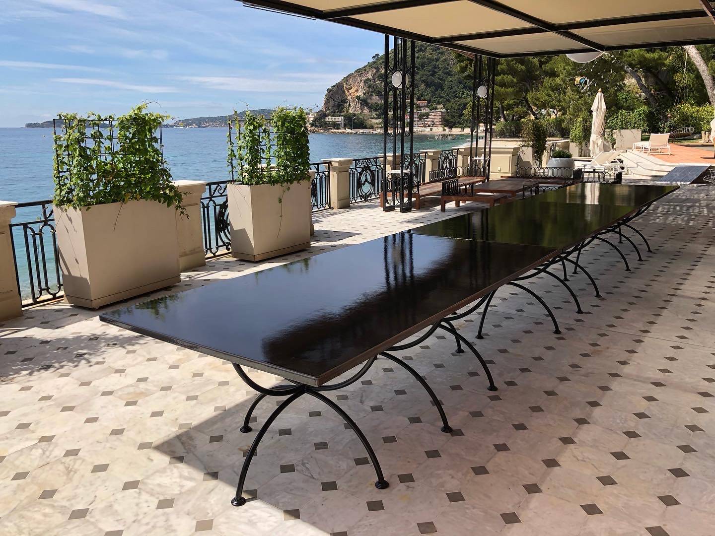 Table en lave émaillée à Eze