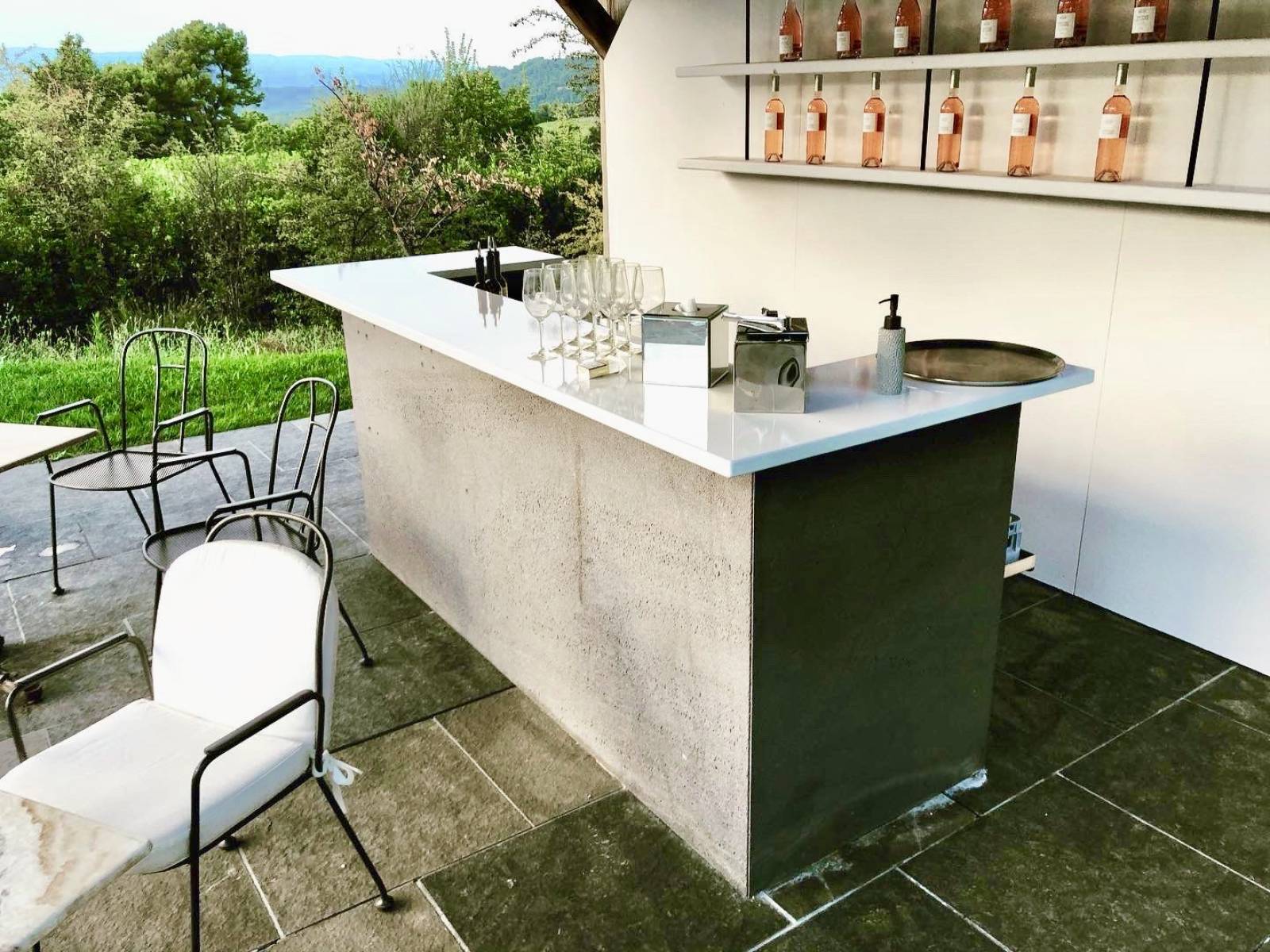 comptoir de bar en lave émaillée Château La Coste