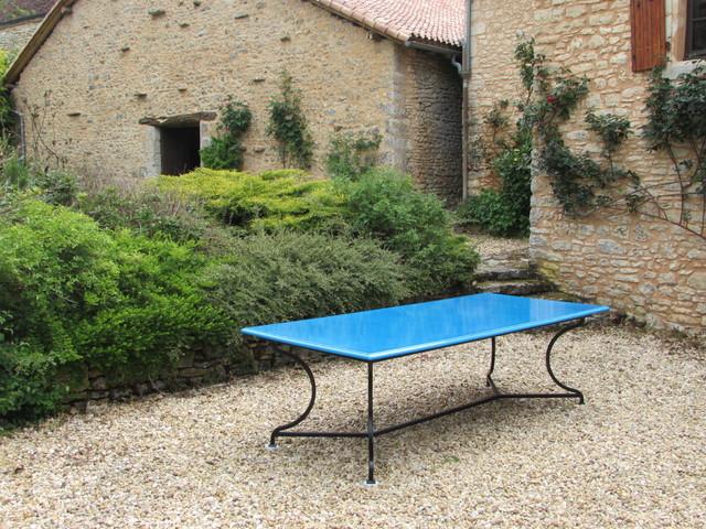 Table extérieur en lave émaillée gris ardoise pour 12 personnes dans le Sud Ouest de la France