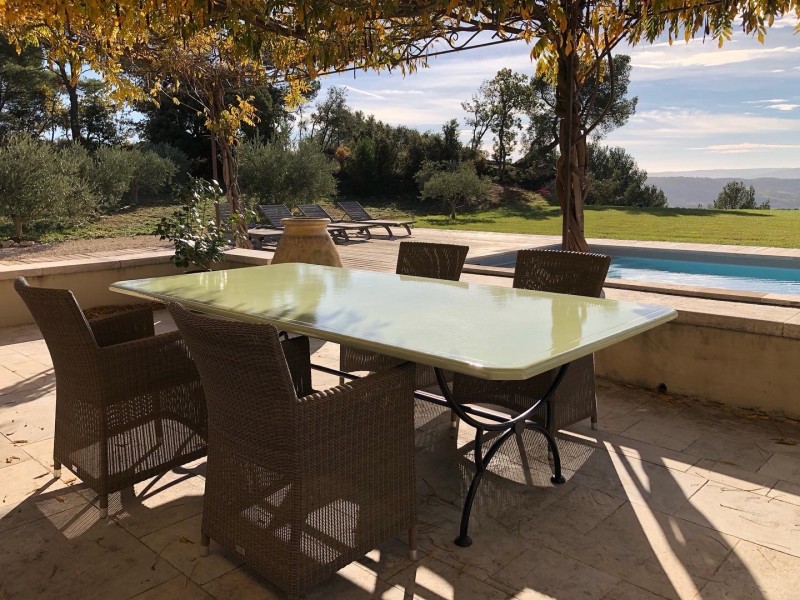 TABLE pour 10 PERSONNES sur une terrasse en PROVENCE à Lourmarin dans le Vaucluse