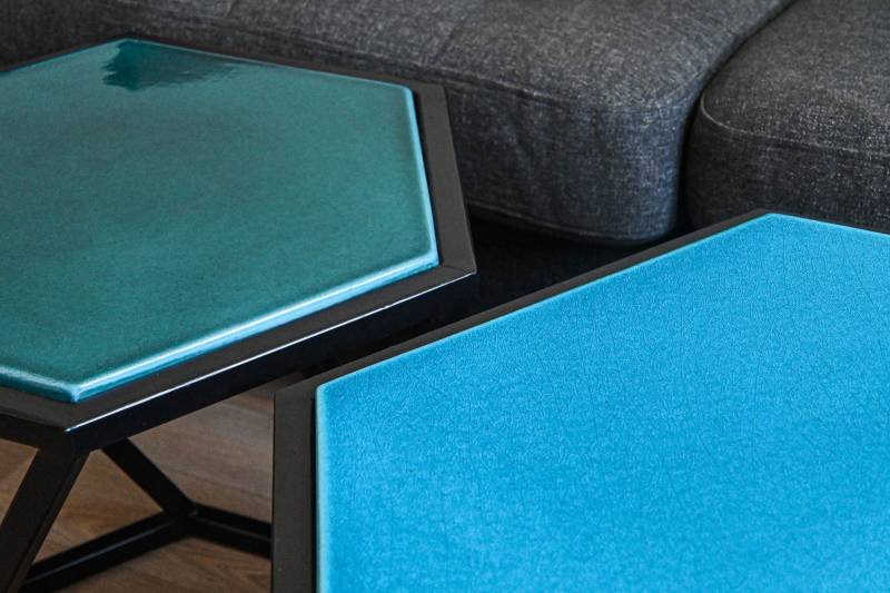 Table basse forme hexagonale couleurs bleu et verre