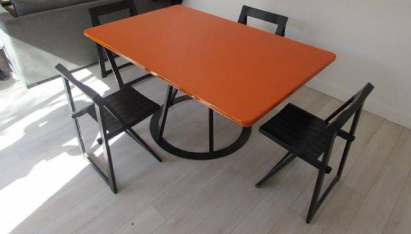 table design en lave émaillée et pied Unik