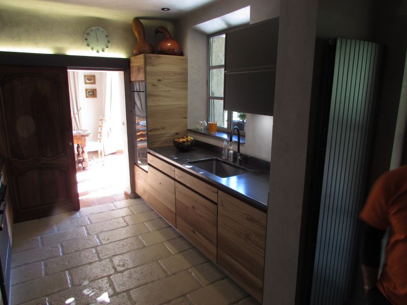 Cuisine en pierre de lave émaillée couleur métallica pour Monaco