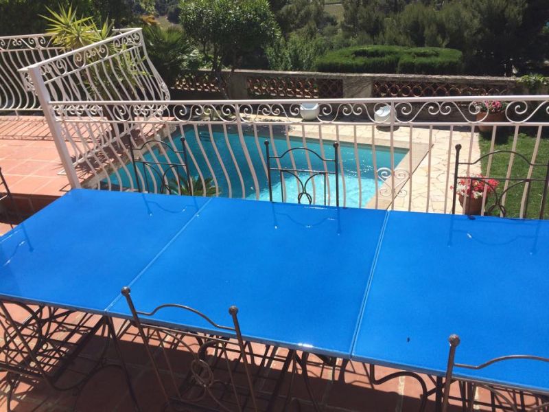 3 tables carrés en pierre de lave émaillée