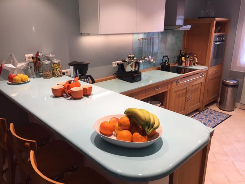 Cuisine en pierre de lave émaillée couleur bleu pale à Jouy en Josas, région parisienne