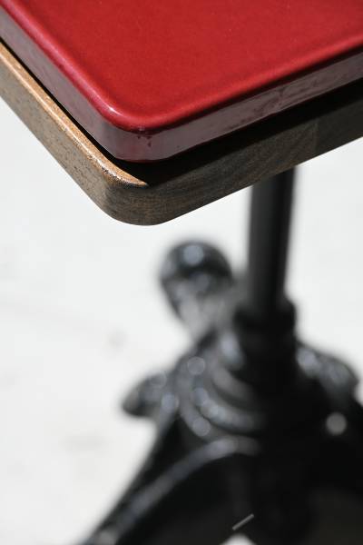 L’élégance du garance : des tables en pierre de lave et bois sur mesure