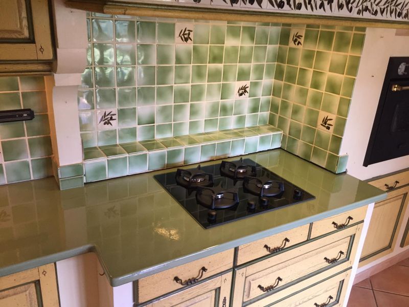 Cuisine en pierre de lave émaillée couleur Vert Radan sur mesure dans les Bouches du Rhone