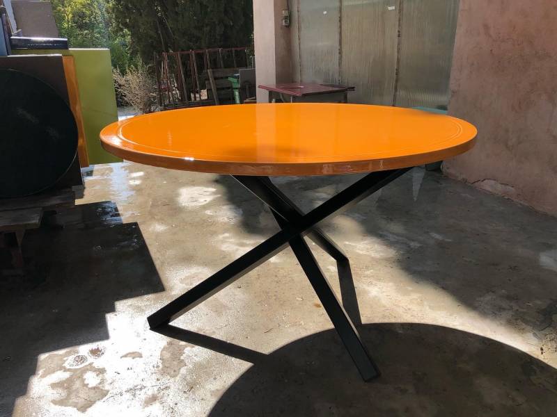 table ronde en lave émaillée pour 6 personnes