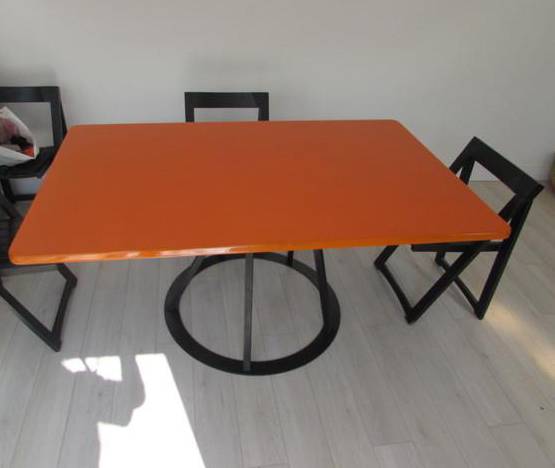 table en lave émaillée avec pied design Unik