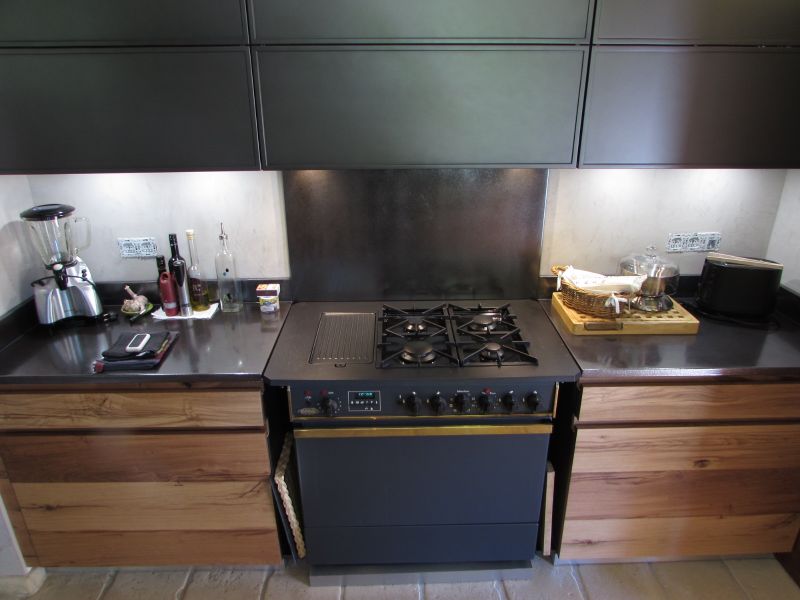 Cuisine en pierre de lave émaillée couleur métallica pour Monaco