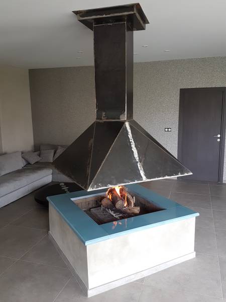 cheminée en pierre de lave émaillée réalisée en bleu de Chine en Bretagne