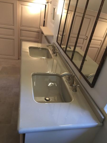 plan vasque et vasque en lave creusée réalisation installée à Paris