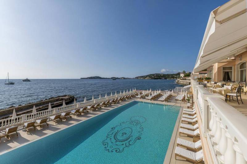 table en lave émaillée pour hotel de luxe