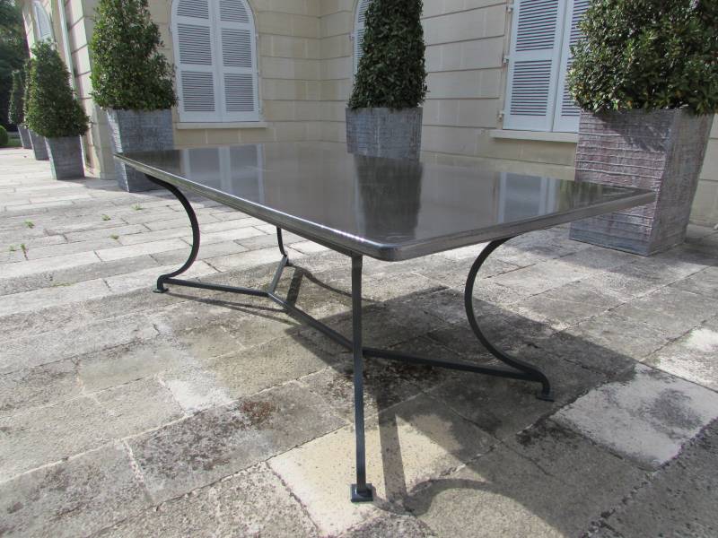 Table extérieur en lave émaillée gris ardoise pour 12 personnes dans le Sud Ouest de la France
