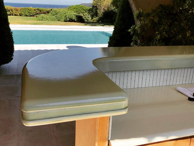 comptoir massif en pierre de lave émaillée pour un pool House à St Tropez