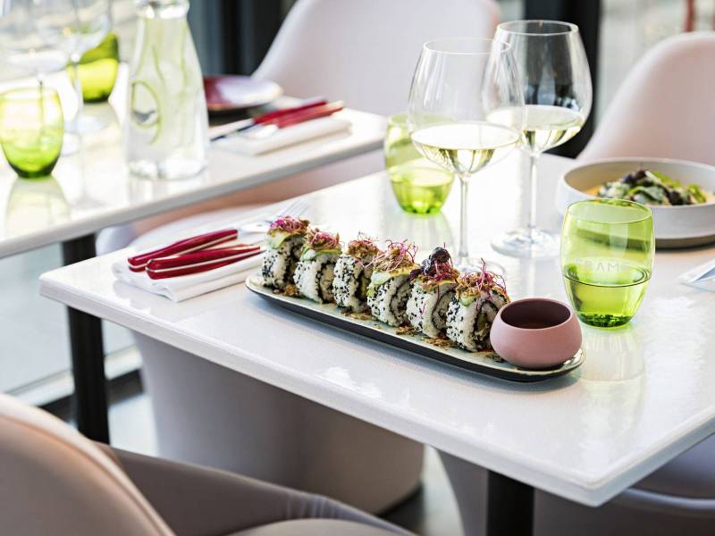 Réalisation de Tables en Pierre de Lave Émaillée au Pullman Paris Tour Eiffel