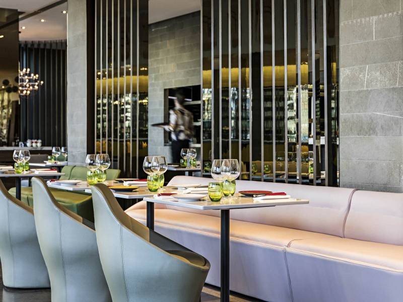 Réalisation de Tables en Pierre de Lave Émaillée au Pullman Paris Tour Eiffel