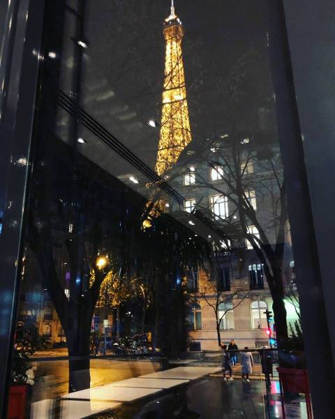 Réalisation de Tables en Pierre de Lave Émaillée au Pullman Paris Tour Eiffel