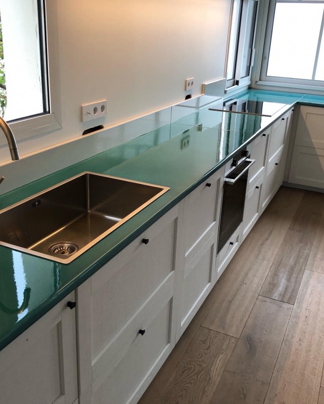 Nous avons réalisé un ensemble de plans de travail en lave émaillée couleur VERT PERSAN 