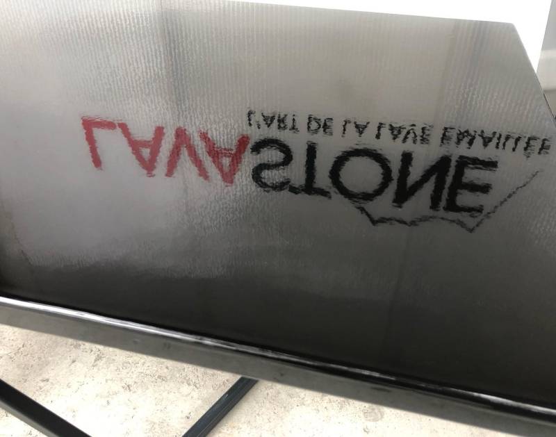 Etagère ELONA, mobilier déco et design en pierre de lave émaillée avec support métal noir à Hyères