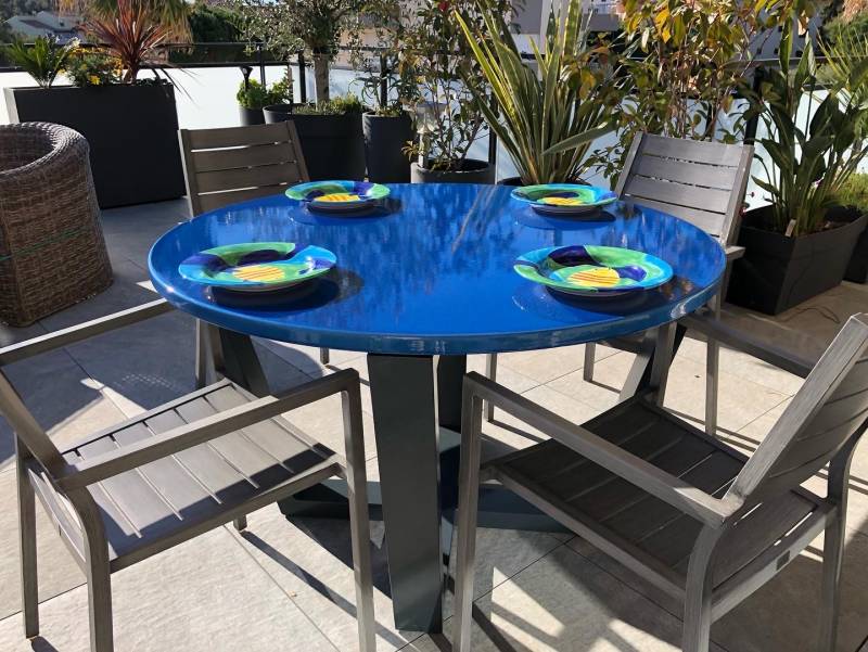 table ronde en lave bleu profond Gitane