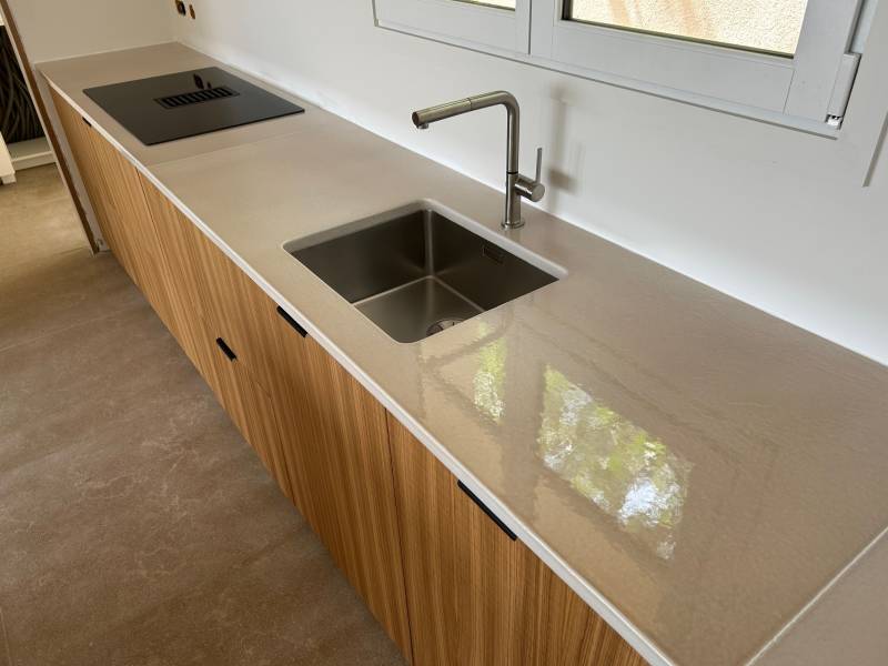 Vue des plans en lave émaillée posés sur les meubles Ikéa, pose par notre équipe