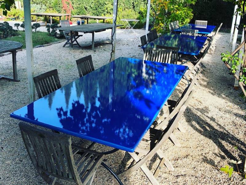 Tables pour accueillir 30 PERSONNES en lave émaillée à La Londe les Maures (Var)