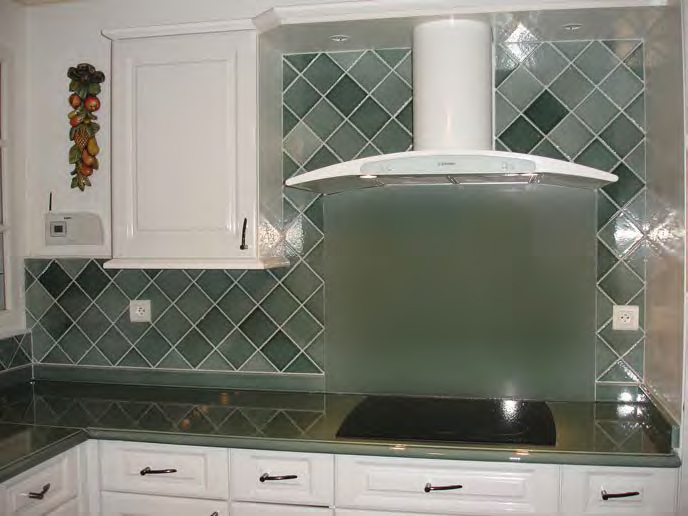 crédence plaque cuisson de 1 x 1 mètre épaisseur 25 mm en pierre de lave émaillée couleur serpentine