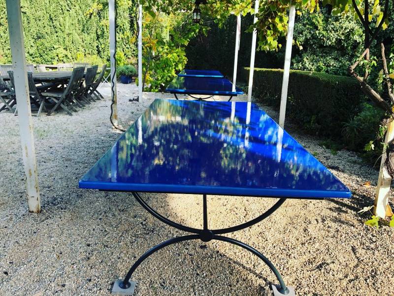 Tables pour accueillir 30 PERSONNES en lave émaillée à La Londe les Maures (Var)