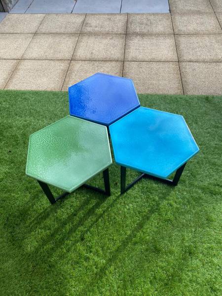 Trio de tables basses LAVA BEE dans le jardin d'un client à Lyon