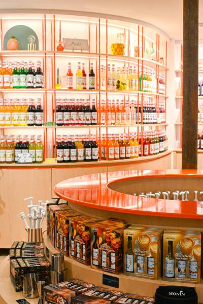 Un Comptoir d’Exception en Pierre de Lave Émaillée Orange Tango – Monin, Paris