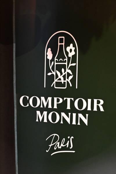 Un Comptoir d’Exception en Pierre de Lave Émaillée Orange Tango – Monin, Paris