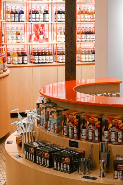 Un Comptoir d’Exception en Pierre de Lave Émaillée Orange Tango – Monin, Paris