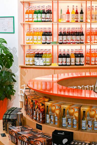 Un Comptoir d’Exception en Pierre de Lave Émaillée Orange Tango – Monin, Paris