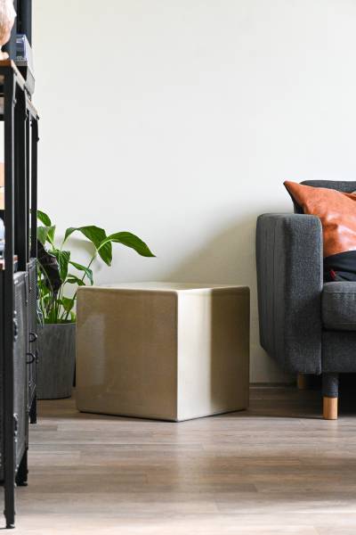 Le Cube en Pierre de Lave Émaillée : Élégance et Polyvalence