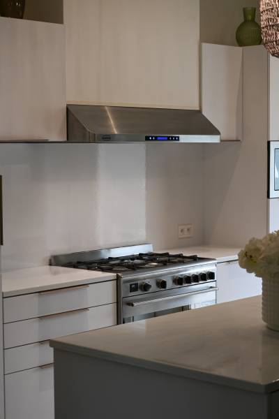 cuisine en pierre de lave couleur blanc coquille