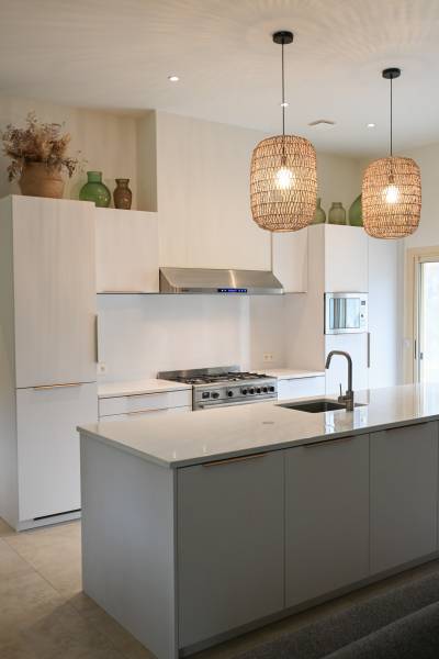 cuisine en pierre de lave couleur blanc coquille