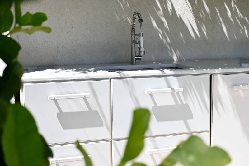 Bar extérieur sur mesure en lave émaillée blanc coquille au Rayol Canadel