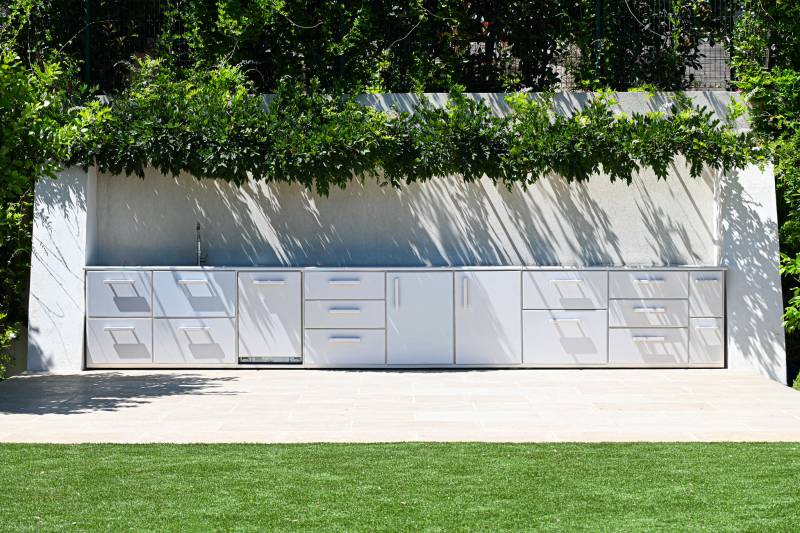 Bar extérieur sur mesure en lave émaillée blanc coquille au Rayol Canadel