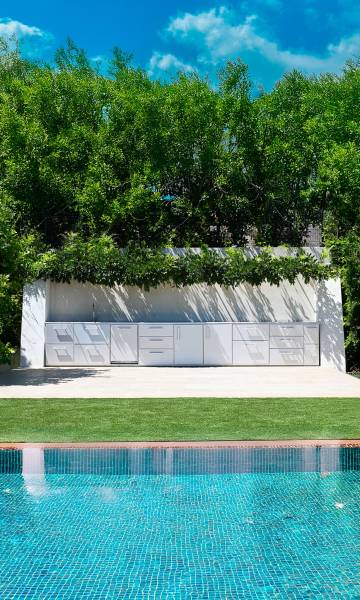 Bar extérieur sur mesure en lave émaillée blanc coquille au Rayol Canadel