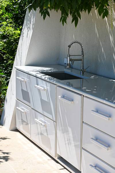 Bar extérieur sur mesure en lave émaillée blanc coquille au Rayol Canadel